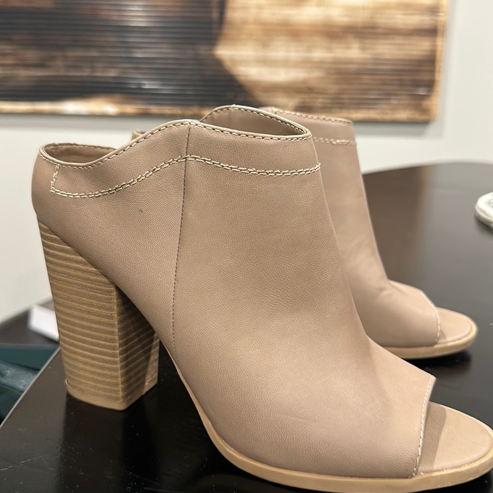DV tan open toed booties! Perfect for spring 😁